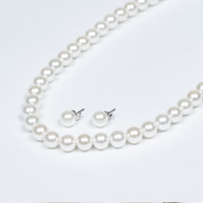 《いずみパール》貝パール8mmネックレス・ピアス2点セット(ホワイト)簡易箱付(AN160)【配送不可地域：沖縄県】