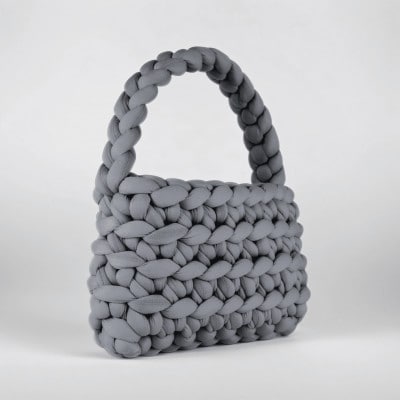 ライトグレーのバゲットバッグ