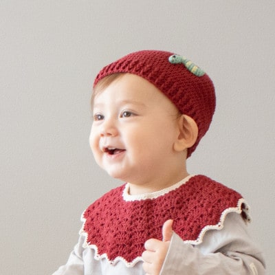 HOPPL(ホップル)手編みニットビブ＆キャップセット(アップル/サイズM)