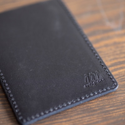 【本革 パスケース】ICカード 社員証 両面 2枚収納 ストラップ付き【apo-08hn-BK】