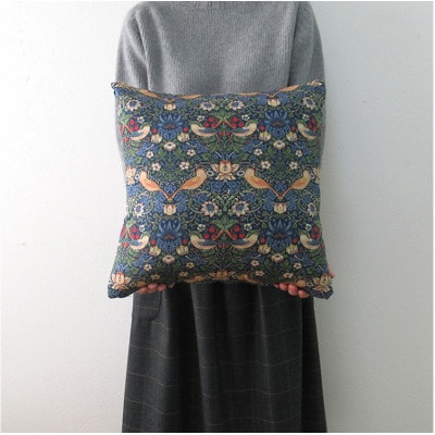 【座布団カバー55×59cm】ベストオブモリス いちご泥棒ネイビー MR-5559I-NB