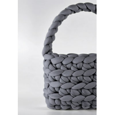 ライトグレーのバゲットバッグ