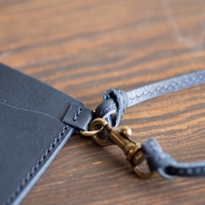 【本革 パスケース】ICカード 社員証 両面 2枚収納 ストラップ付き【apo-08hn-NV】