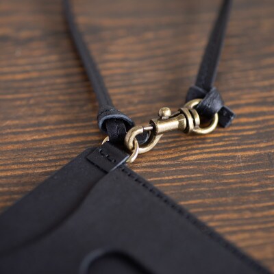 【本革 パスケース】ICカード 社員証 両面 2枚収納 ストラップ付き【apo-08hn-BK】