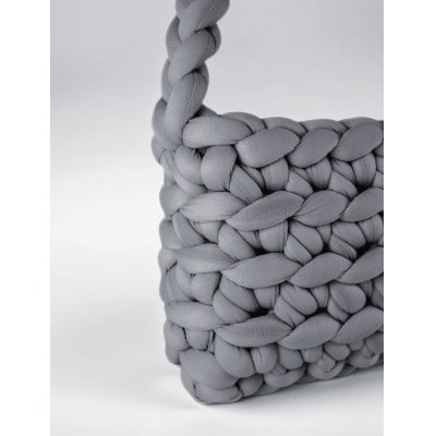 ライトグレーのバゲットバッグ