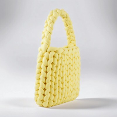 ライトイエローのトートバッグ