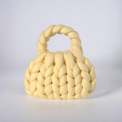 ライトイエローのベビーバッグ