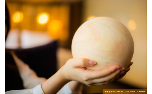 京都北山の風を運ぶひのき玉「森の満月」【間伐材 檜風呂 インテリア デスクアイテム 背割り サンドペーパー付属 ベージュ 無垢の檜 専用箱付き お中元 お歳暮 父の日 母の日 ギフト用 大阪府 門真市 】