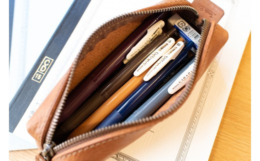 革の四角いペンケース（ライトブラウン） 革 レザー【ペン10本収納可能 文房具 モストロレザー アンティーク調色味 お中元 お歳暮 父の日 母の日 ギフト用 エイジング 植物タンニンなめし ファッション小物 大阪府 門真市 】