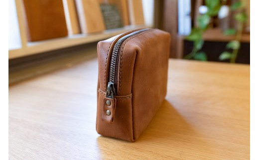 革の四角いポーチ（ブラック）【シンプル モストロレザー使用 植物タンニンなめし エイジング アンティーク調金具 ファッション小物 お中元 お歳暮 父の日 母の日 ギフト用 大阪府 門真市 】