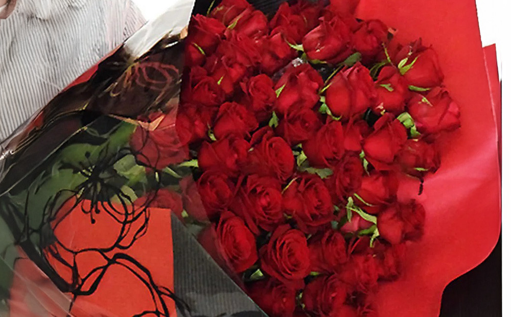 真紅のバラ60本【真紅　バラ　きらびやか　花束　情熱的　豪華　特別　思い出に残る　贈り物　ボリューム　存在感　真っ赤　還暦のお祝い　彼女　プレゼント 大阪府 門真市 】