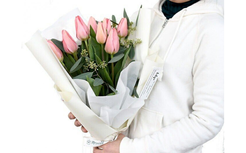 チューリップ8本と季節の小花のブーケ お返し 送別会 歓迎会 退職祝い 歓送迎会 送別 誕生日 結婚 ウエディング 祝い 記念日 季節限定 チューリップ の 花束 ラッピング付き 送料無料