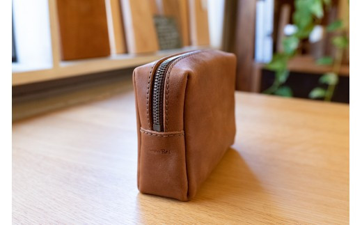 革の四角いポーチ（ブラウン）【シンプル モストロレザー使用 植物タンニンなめし エイジング アンティーク調金具 ファッション小物 お中元 お歳暮 父の日 母の日 ギフト用 大阪府 門真市 】