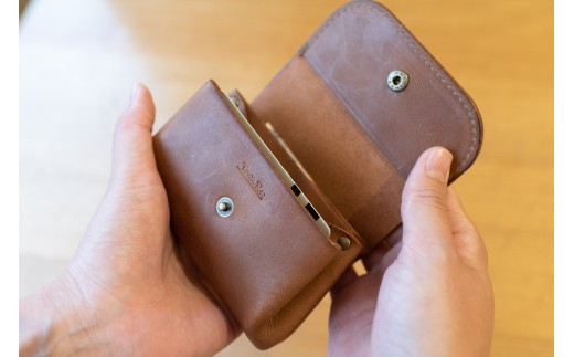 革ボタンのミニ財布・小銭入れ（ブラウン）【ボタン二つ穴デザイン コンパクトサイズ モストロレザー使用 エイジング 布で乾拭き ファッション小物 お中元 お歳暮 父の日 母の日 ギフト用 大阪府 門真市 】