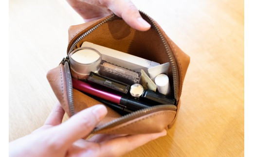 革の四角いポーチ（ブラウン）【シンプル モストロレザー使用 植物タンニンなめし エイジング アンティーク調金具 ファッション小物 お中元 お歳暮 父の日 母の日 ギフト用 大阪府 門真市 】