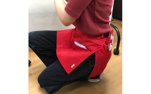 ギャルソンエプロン 日本製 Ｌサイズ color：レッド【ギャルソン　エプロン　日本製　Lサイズ　レッド　お尻まで覆うデザイン　ポケット　ポリエステル　速乾　静電加工　 大阪府 門真市 】