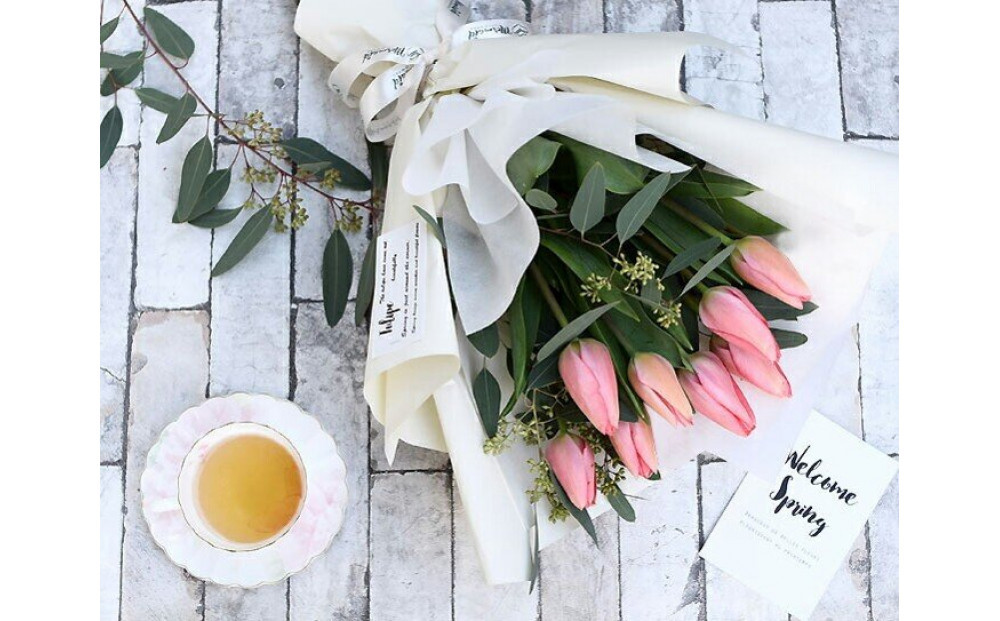 チューリップ8本と季節の小花のブーケ お返し 送別会 歓迎会 退職祝い 歓送迎会 送別 誕生日 結婚 ウエディング 祝い 記念日 季節限定 チューリップ の 花束 ラッピング付き 送料無料