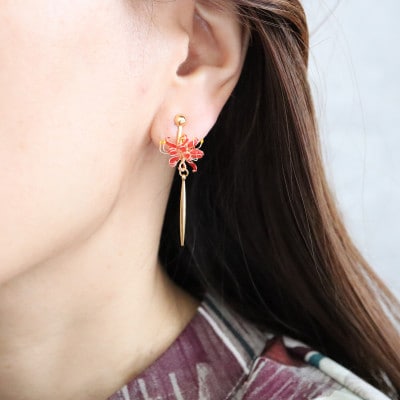 彼岸花のイヤリング
