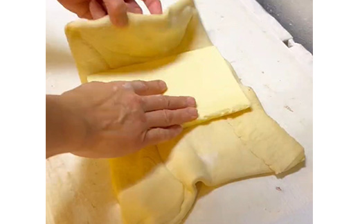 15倍の衝撃!顔より大きい　超巨大クロワッサン1個(全長約45cm～50cm)【配送不可地域：離島・北海道・沖縄県・東北・関東・九州】