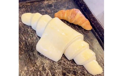 15倍の衝撃!顔より大きい　超巨大クロワッサン1個(全長約45cm～50cm)【配送不可地域：離島・北海道・沖縄県・東北・関東・九州】