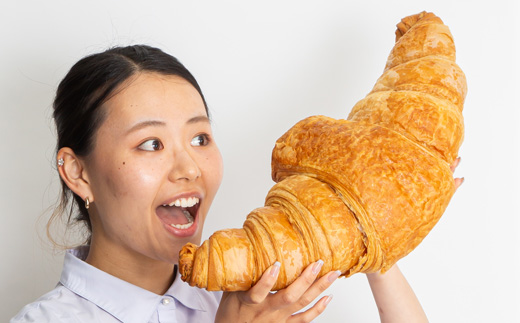 15倍の衝撃!顔より大きい　超巨大クロワッサン1個(全長約45cm～50cm)【配送不可地域：離島・北海道・沖縄県・東北・関東・九州】