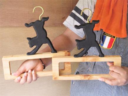 手作り木製タオル掛け・さか立ち黒猫2本セット【007C-060】