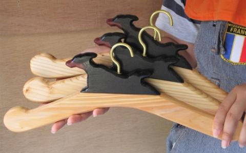 手作り木製ハンガー・ワンコ型【007C-059】