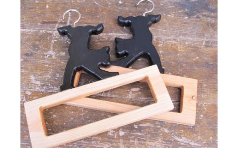 手作り木製タオル掛け・さか立ち黒猫2本セット【007C-060】