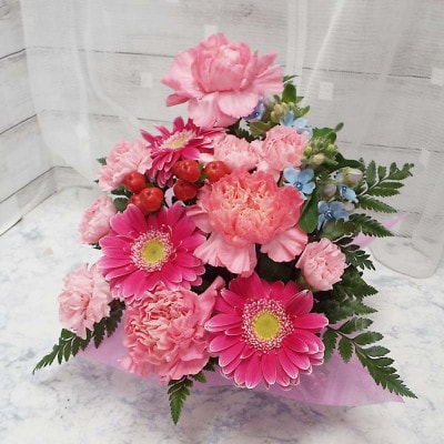 お任せ アレンジメント 生花 お祝い ピンク系【配送不可地域：離島】