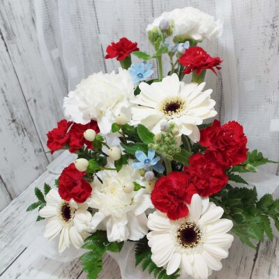 お任せ アレンジメント 生花 お供え用 ホワイトレッド系【配送不可地域：離島】