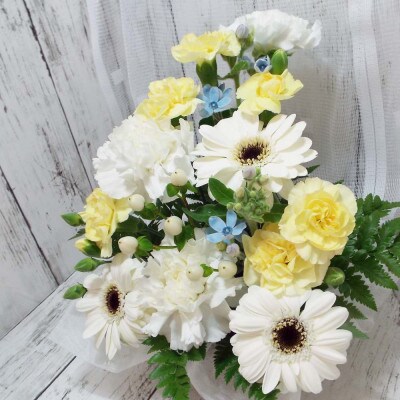 お任せ アレンジメント 生花 お供え用 ホワイトイエロー系【配送不可地域：離島】