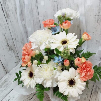 お任せ アレンジメント 生花 お供え用 ホワイトオレンジ系【配送不可地域：離島】