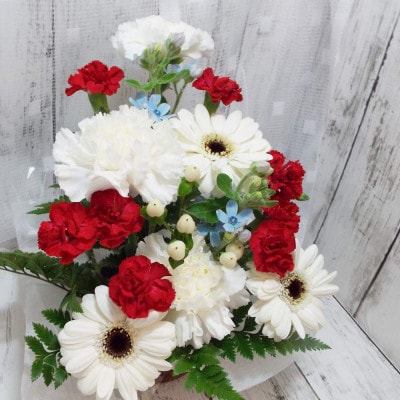 お任せ アレンジメント 生花 お供え用 ホワイトレッド系【配送不可地域：離島】