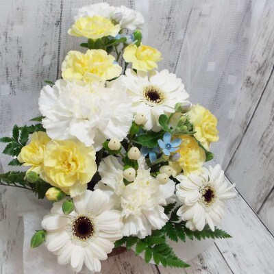 お任せ アレンジメント 生花 お供え用 ホワイトイエロー系【配送不可地域：離島】