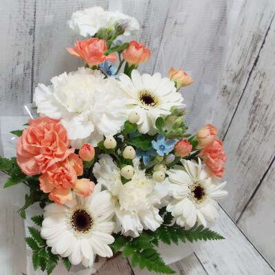 お任せ アレンジメント 生花 お供え用 ホワイトオレンジ系【配送不可地域：離島】