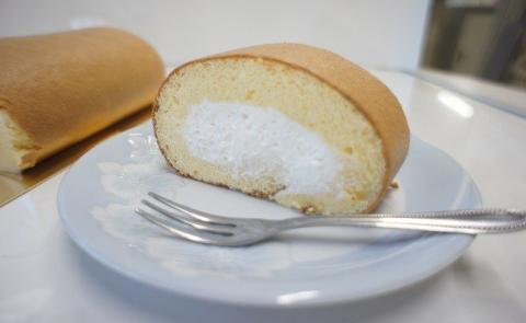 【定期便3か月】 豆乳クリーム たっぷり ロールケーキ スイーツ ケーキ
