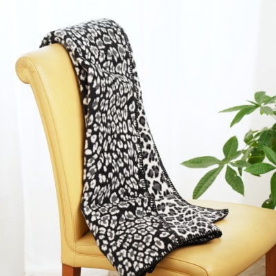 ヒョウ柄・レオパード柄のウールハーフブランケット 　リビングブランケットとしてお昼寝にも。