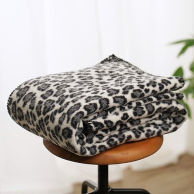 ヒョウ柄・レオパード柄のウールハーフブランケット 　リビングブランケットとしてお昼寝にも。