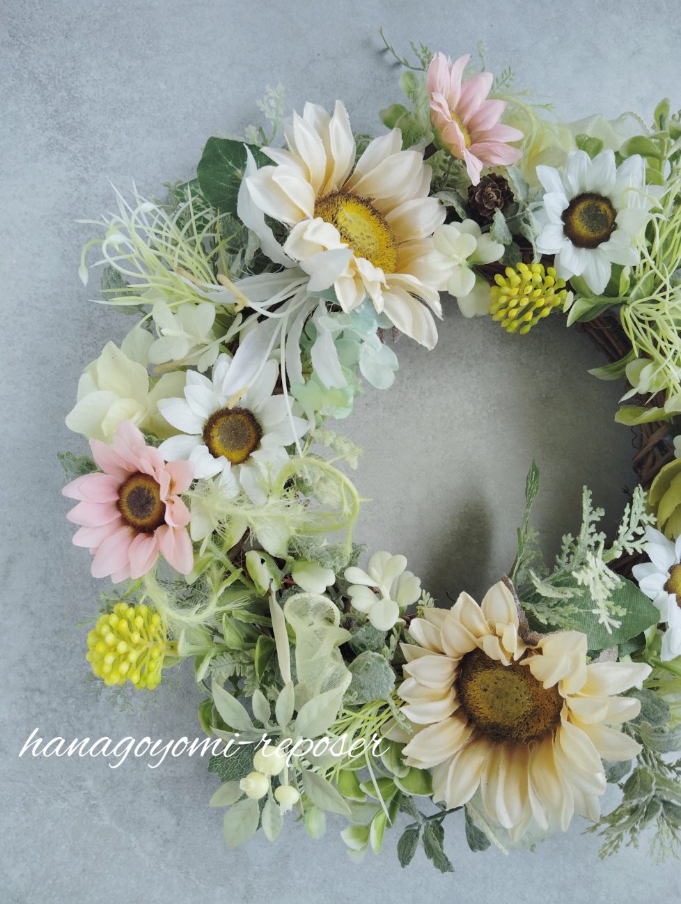 ちょっと大きめ！お洒落なベージュと白、ピンクの向日葵リース（036_5023）