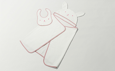 009_5009 コットンベビー　フード付きおくるみ+スタイセット（ピンク）