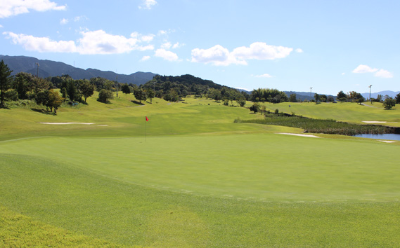 大阪府 ワールドカントリーゴルフクラブ【土日祝】セルフ1名様プレー券