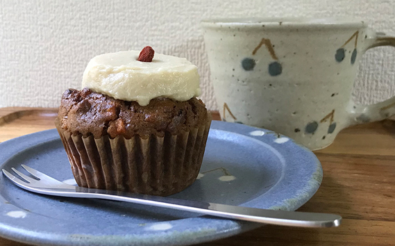 【薬膳なおかし　ねこやなぎ】なつめ・くこの実入り米粉のキャロットケーキ