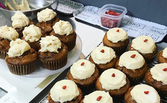 【薬膳なおかし　ねこやなぎ】なつめ・くこの実入り米粉のキャロットケーキ