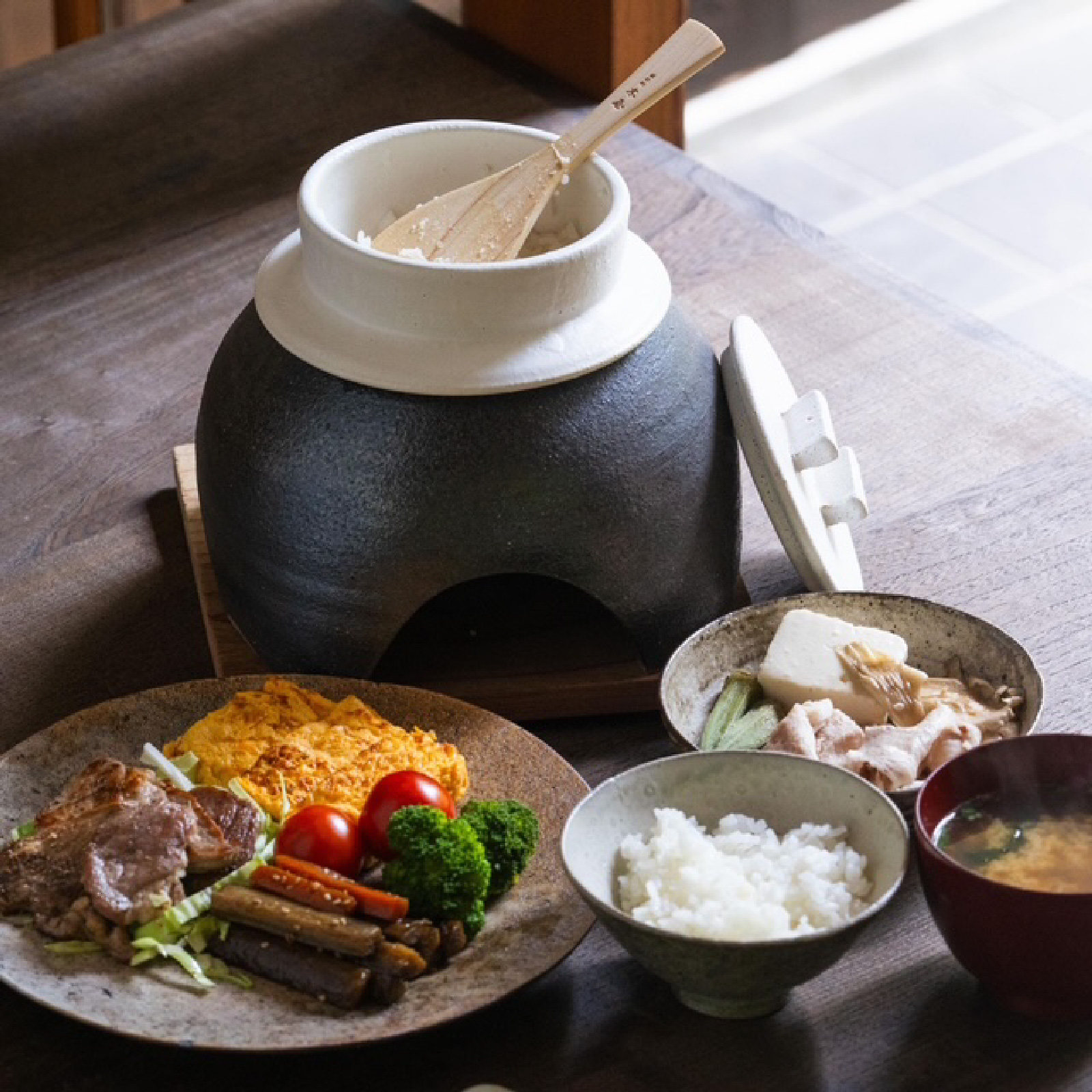 かまどはん サンドブラウン ／ 高級土鍋 かまど炊き 土鍋ご飯 高級炊飯 陶器炊飯 本格かまど 職人の手仕事 キッチン用品 一人暮らし 炊飯 ギフト 高級 結婚祝い キッチン アウトドア炊飯 固形燃料 炊飯 高級 キャンプギア 日本製 キッチン 兵庫県 職人返礼品