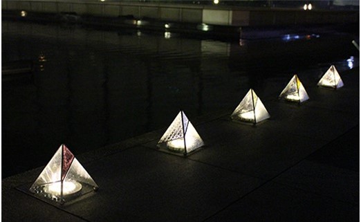 ピラミッド型ステンドランプ（屋外用／緑）