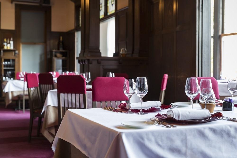 【LE UN 神戸迎賓館】ペアランチ食事券《アミューズ・前菜・スープ・魚料理・肉料理・本日のデザート・パン・食後の飲み物》