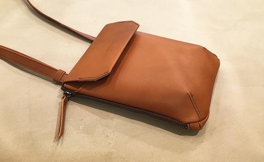 【alto.】縦型スマートショルダーバッグ AMSB-1030（ブラウン）