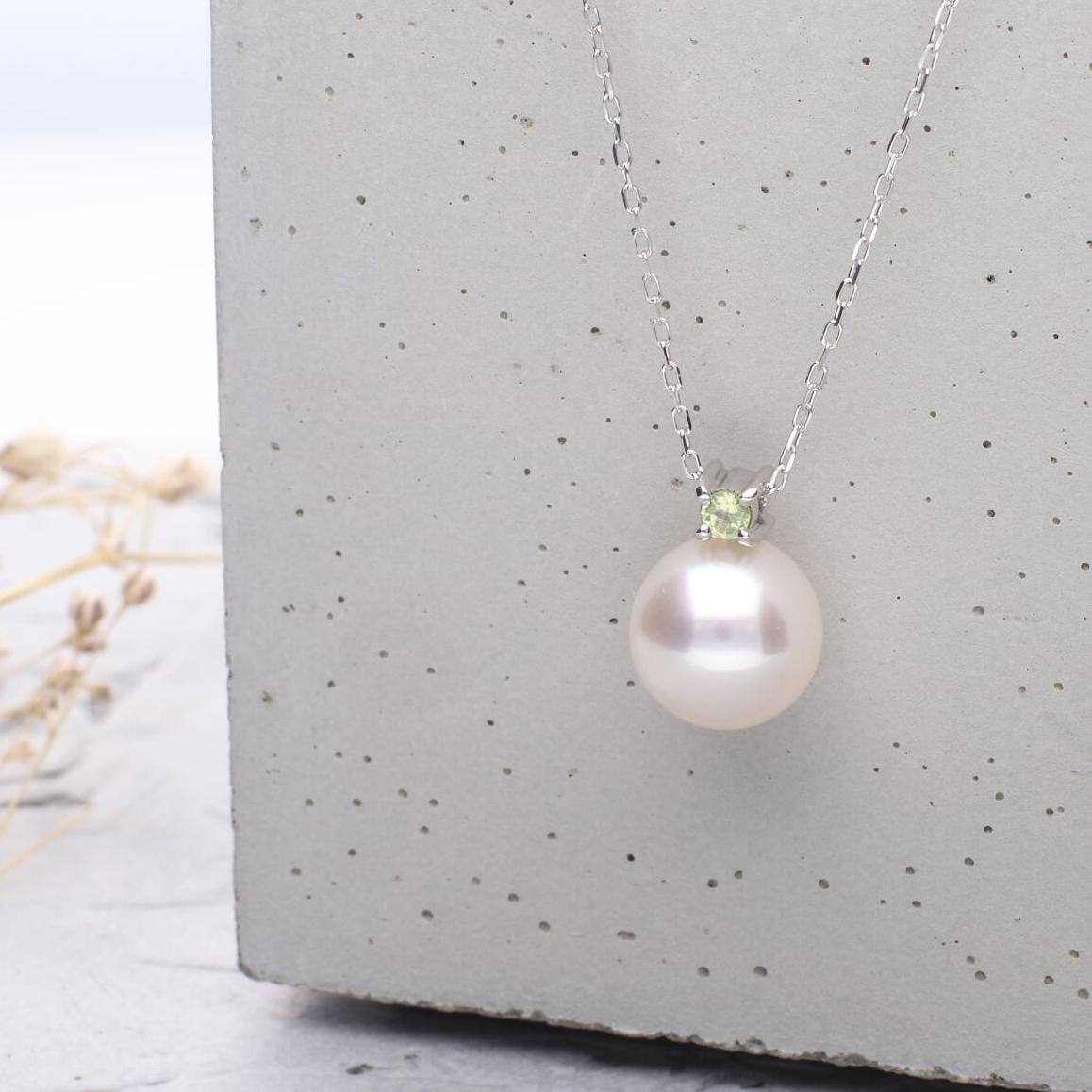 8月 誕生石 ペリドット｜アコヤパール ペンダント ネックレス｜無調色 アコヤ真珠 8.0mm K10WG チェーン付き