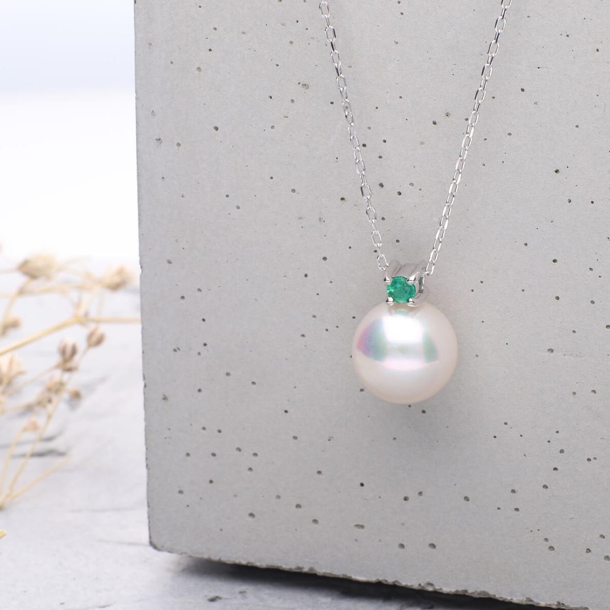 5月 誕生石 エメラルド 無調色 アコヤ真珠（日本） 8.0mm ラウンド Pt900 プラチナ ペンダント ネックレス（チェーン付き）