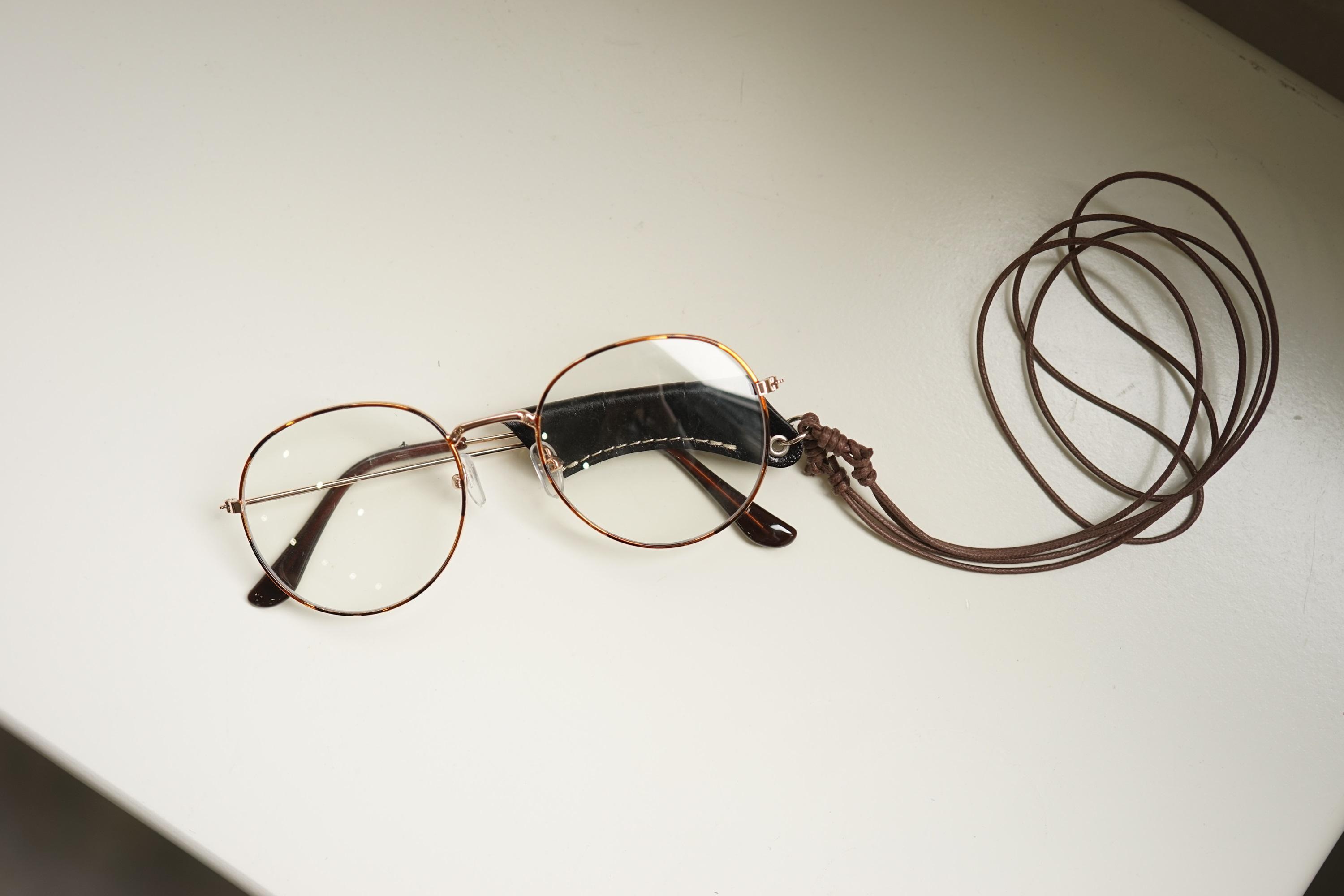 Natuuca.ブランド 本革 メガネホルダー スリム 【ベージュ・ブラック セット】